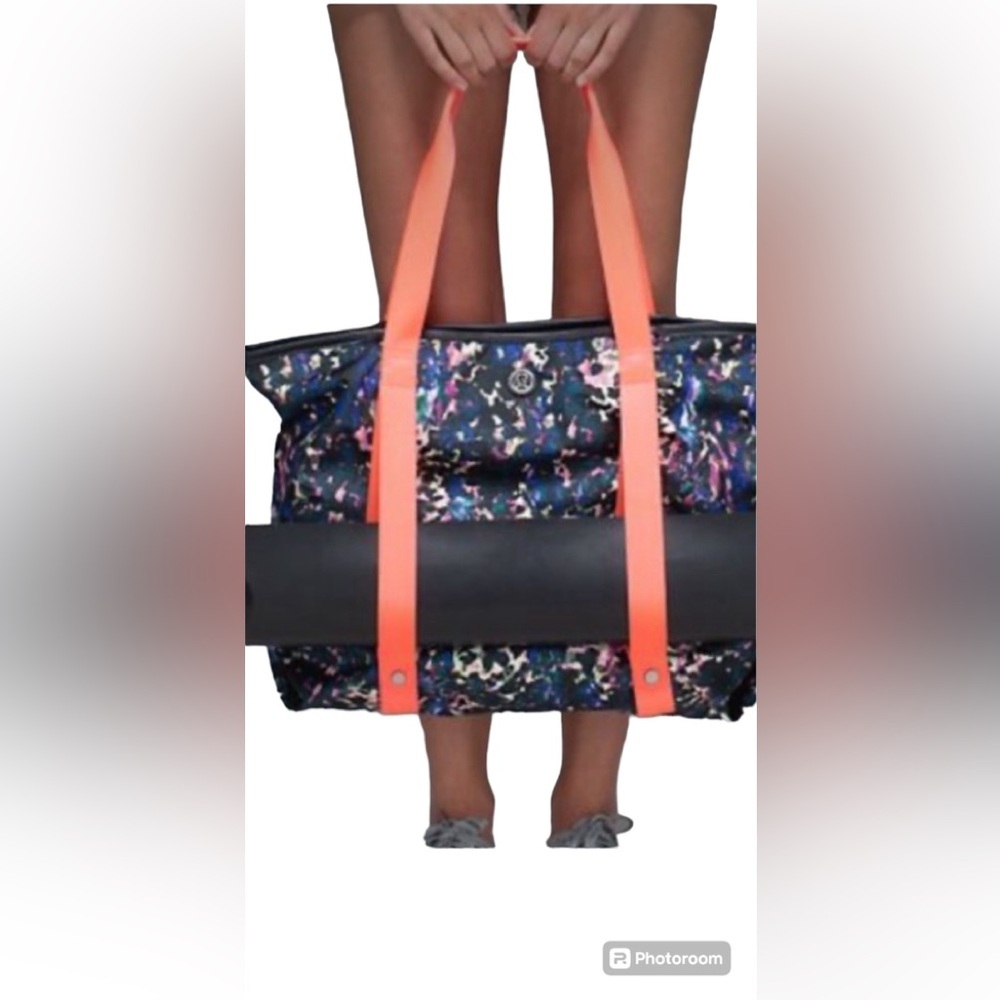 Lululemon Summer Lovin Tote It's such a great bag.made especially for fitness